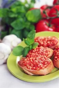 Чесночная брускетта с томатами, красным луком и базиликом