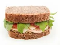 Сэндвичи со свежим мясным хлебом, рукколой, майонезным соусом и цельнозерновым хлебом