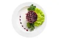 Салат из запеченной свеклы со сливочной заправкой из рокфора