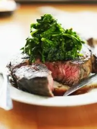 Говяжий стейк и сливочный шпинат с голубым сыром