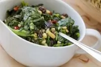 Сладкий мангольд с изюмом и миндалем