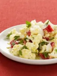 Салат из цветной капусты с перцем и маслинами