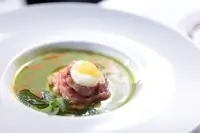 Суп из шпината с тартаром из молодого теленка