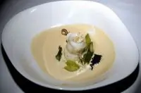 Филе Сан-пьера с спаржей и черной икрой, под соусом «Шампань»