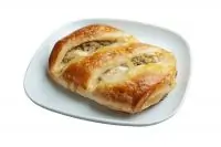 Пирожки из слоеного теста с луком-пореем и сыром