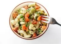 Салат с фисташками, лососем и креветками