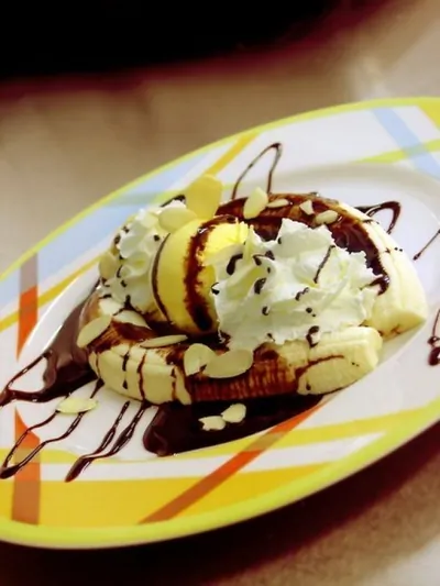 Карамелизованный банановый сплит с горячим шоколадным соусом