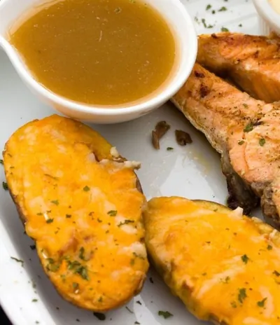 Горячие бутерброды из ржаного хлеба с брокколи и чеддером