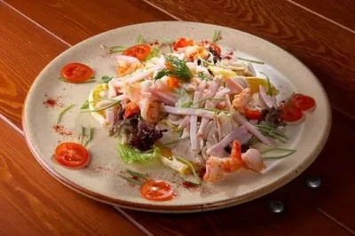 Салат из кальмаров с ветчиной и грибами