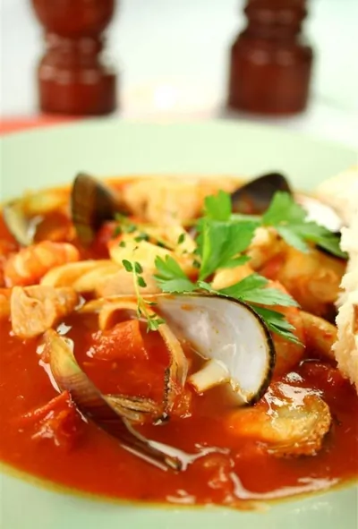 Средиземноморский рыбный суп с карри и шафраном