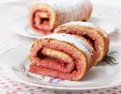 Рулет с йогуртово-малиновой начинкой