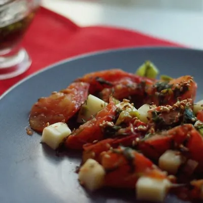 Жареная зелень с помидорами