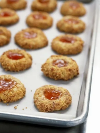 Пасхальное миндальное печенье с джемом