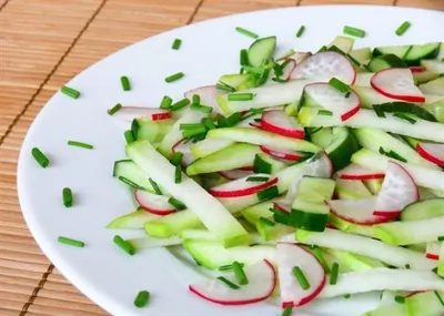 Летний салат с кольраби