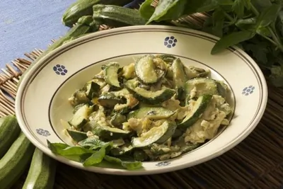 Салат из цукини с яблоками и грецкими орехами