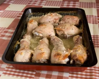 Кисло-сладкие куриные бедрышки с морковью и зеленью