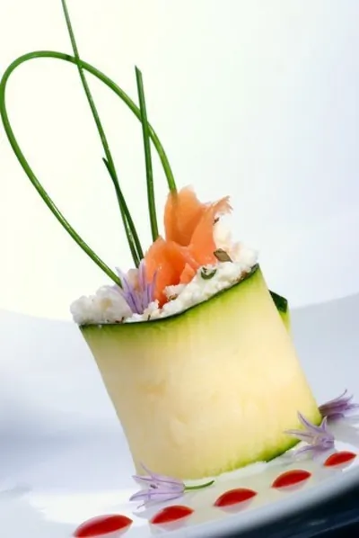 Суши из цукини с лососем и укропным соусом