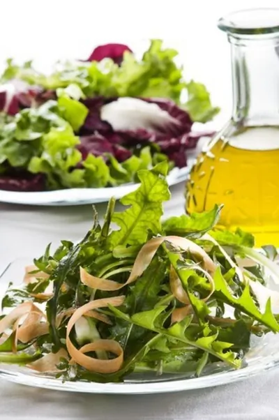 Салат из одуванчиков