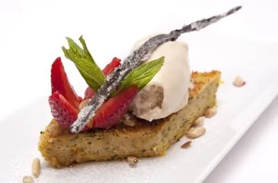 Сладкий пудинг из мацы и творога с орехами пекан и изюмом