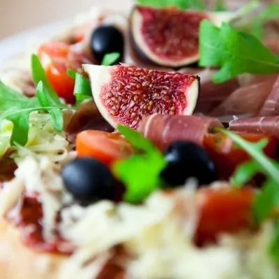 Салат из козьего сыра с инжиром