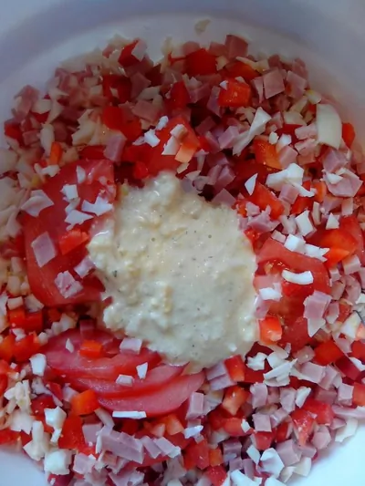 Салат из ветчины, помидоров, зеленого перца и яиц