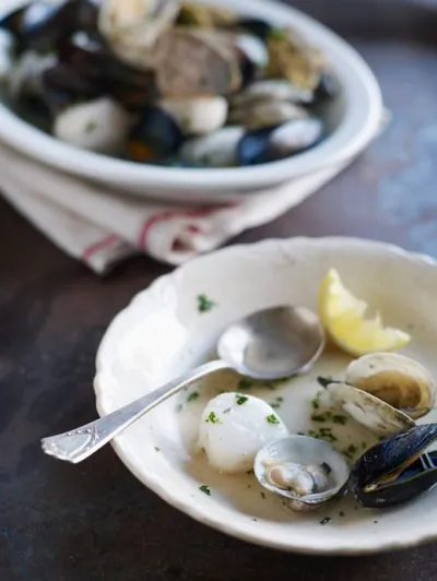 Мидии с миндалем, чесноком и петрушкой