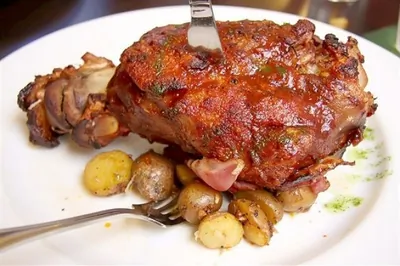 Запеченая свиная нога с яблоками и картофелем