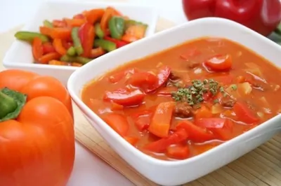 Тушеные разноцветные перцы с тимьяном и чесноком