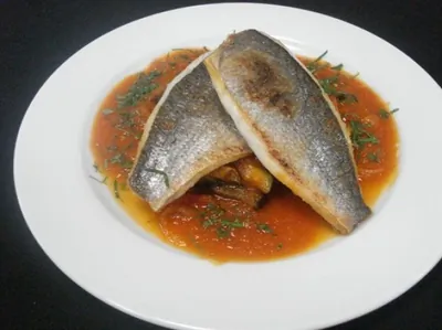 Филе дорады с ратауем под томатным соусом