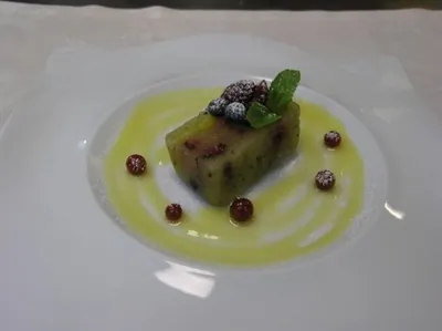 Террин из груши с красными ягодами под апельсиновым соусом