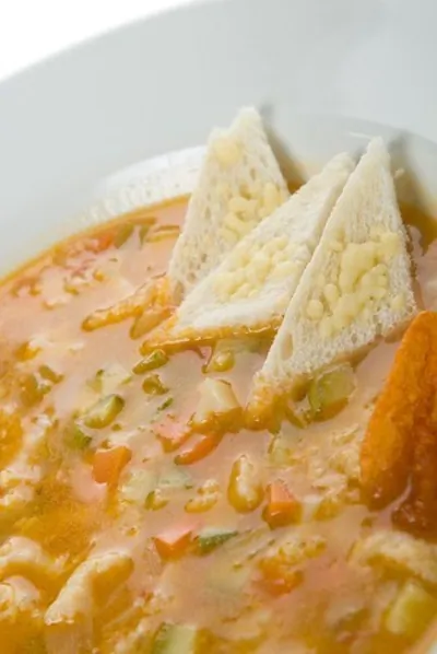 Итальянский суп с беконом, овощами и шалфеем