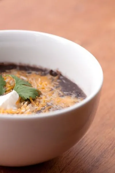 Суп из черных бобов с ямсом и сыром