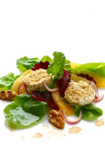 Теплый салат из жаренной в хлебных крошках моцареллы, свеклы и картофеля