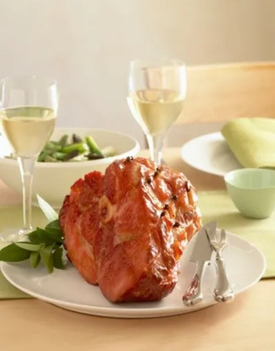Запеченная ветчина в глазури из гуавы и рома