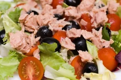 Индонезийский салат из тунца с маслинами