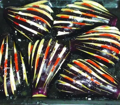 Баклажаны, запеченные с сыром фета и помидорами