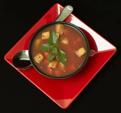 Суп со шпиком, помидорами и чесноком