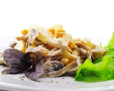 Фруктовый куриный салат с ананасами и кокосом