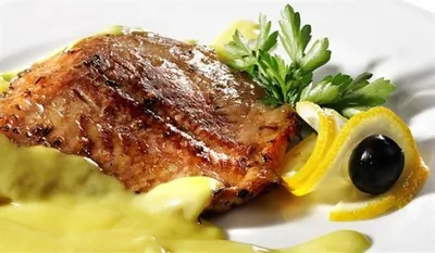 Стейки из лосося на гриле с травяным соусом из мяты и базилика