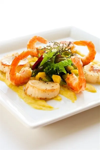 Креветки на гриле в ямайских специях с сальсой из манго, авокадо и лука на гриле