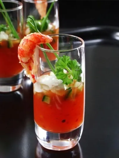 Маринованные креветки на гриле с сангритой и авокадо