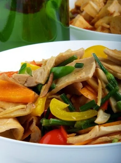 Салат из баклажанов и тофу с имбирно-соевым соусом