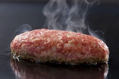 Домашняя котлета для бургера с зеленым луком и овсянкой