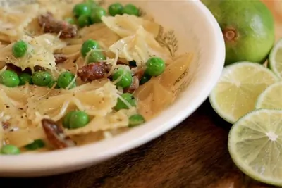 Фарфалле карбонара с зеленым горошком