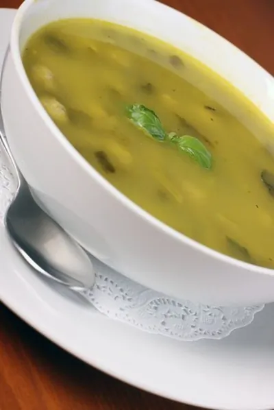 Сливочный суп из курицы со шпинатом, сельдереем и зеленым горошком