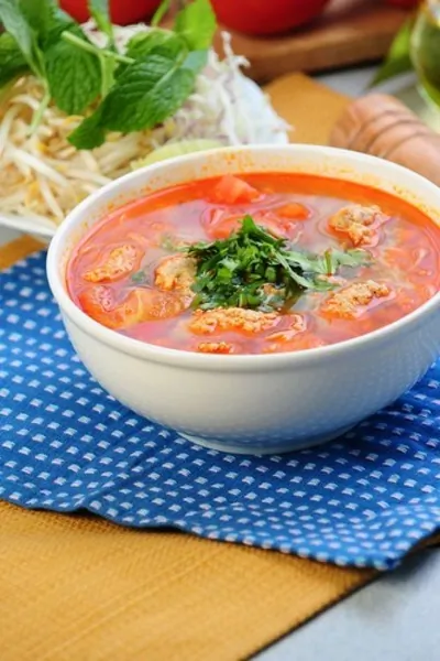 Суп из баранины с горохом, фрикадельками и томатом