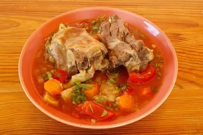 Тушеные бычьи хвостики в винном соусе