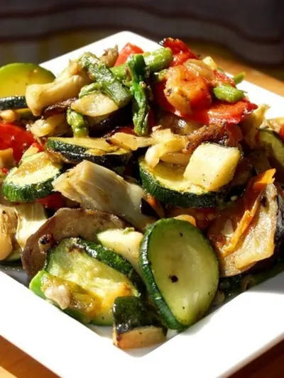 Салат из цыпленка со спаржей, кабачками и грибами