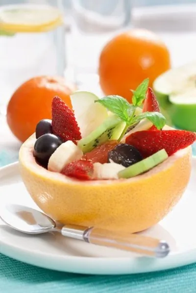 Сладкий салат из бананов, винограда, ананаса и цитрусов