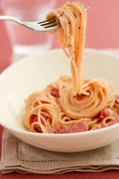 Салат из розовых макарон с ветчиной, лимоном и орехами